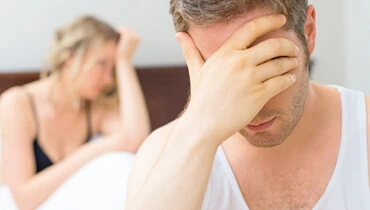 Hombre reflexionando sobre el deterioro de la calidad de su erección